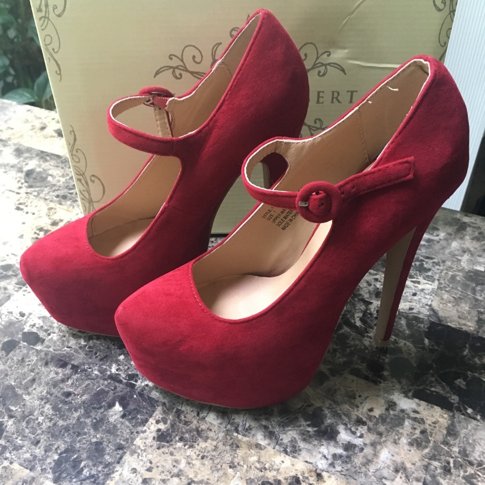 Red Pumps - Picture 8 of 8